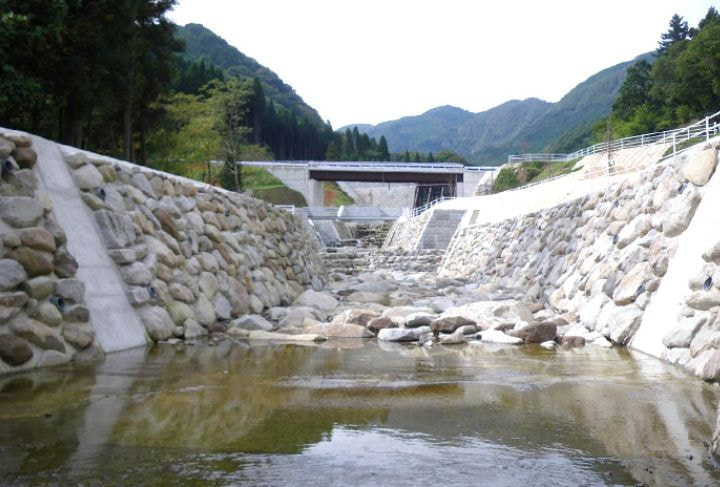 小泉流路工